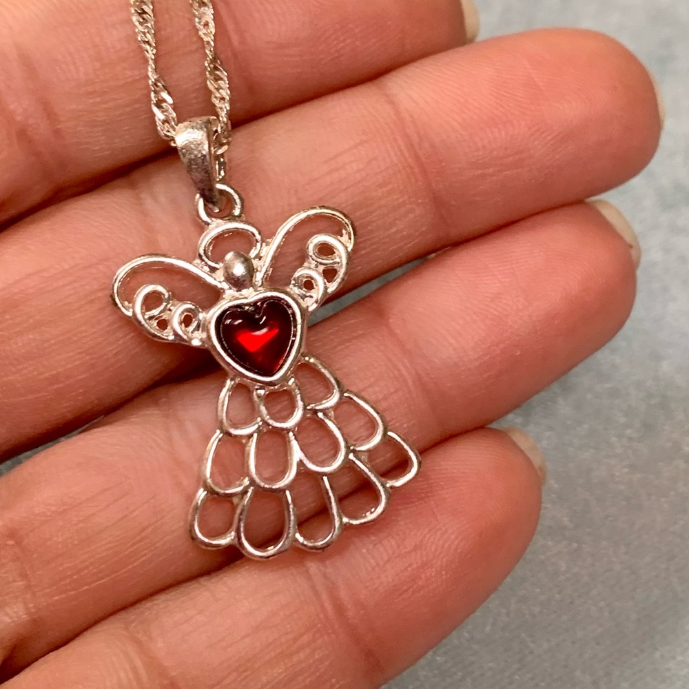 🎁FREE with $10 Purchase Vintage Avon Angel Birthstone January Heart Necklace - Picture 5 of 6